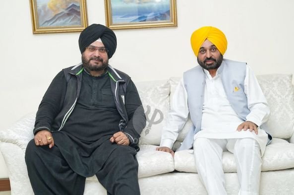 AAPExpress's tweet photo. #Punjab नवजोत सिद्धू ने CM @BhagwantMann से की मुलाकात, पंजाब के विभिन्न मुद्दों पर की चर्चा https://t.co/ckgP0ik68k