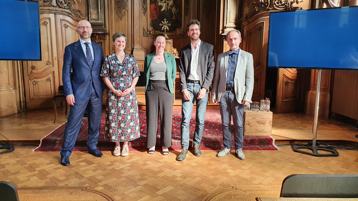 PieterBeullens's tweet photo. Voor een enthousiast publiek had ik het de voorbije dagen #DrukinLeuven met @AldoRobiglio @AaronVapz @elsagten en @PresentingSarah. Op naar de tweede editie! https://t.co/YokPpl8ETO