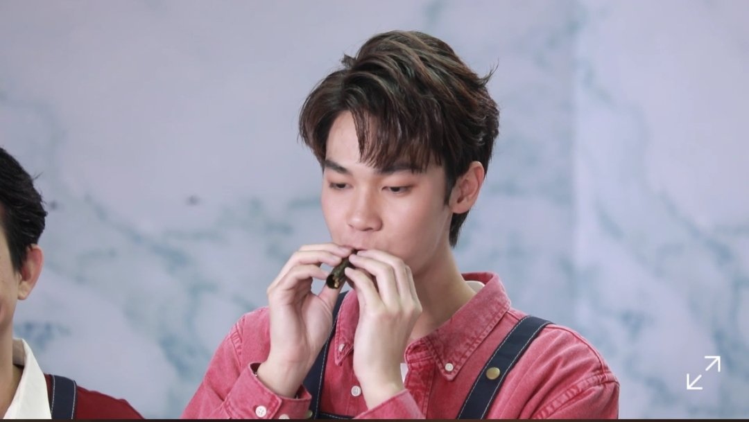 MyCtwbn's tweet photo. 炒菜天赋型选手🤤🤤😆 @dew_jsu #DewxTaoKaeNoi #dew_jsu https://t.co/8wE0hzUpGz
