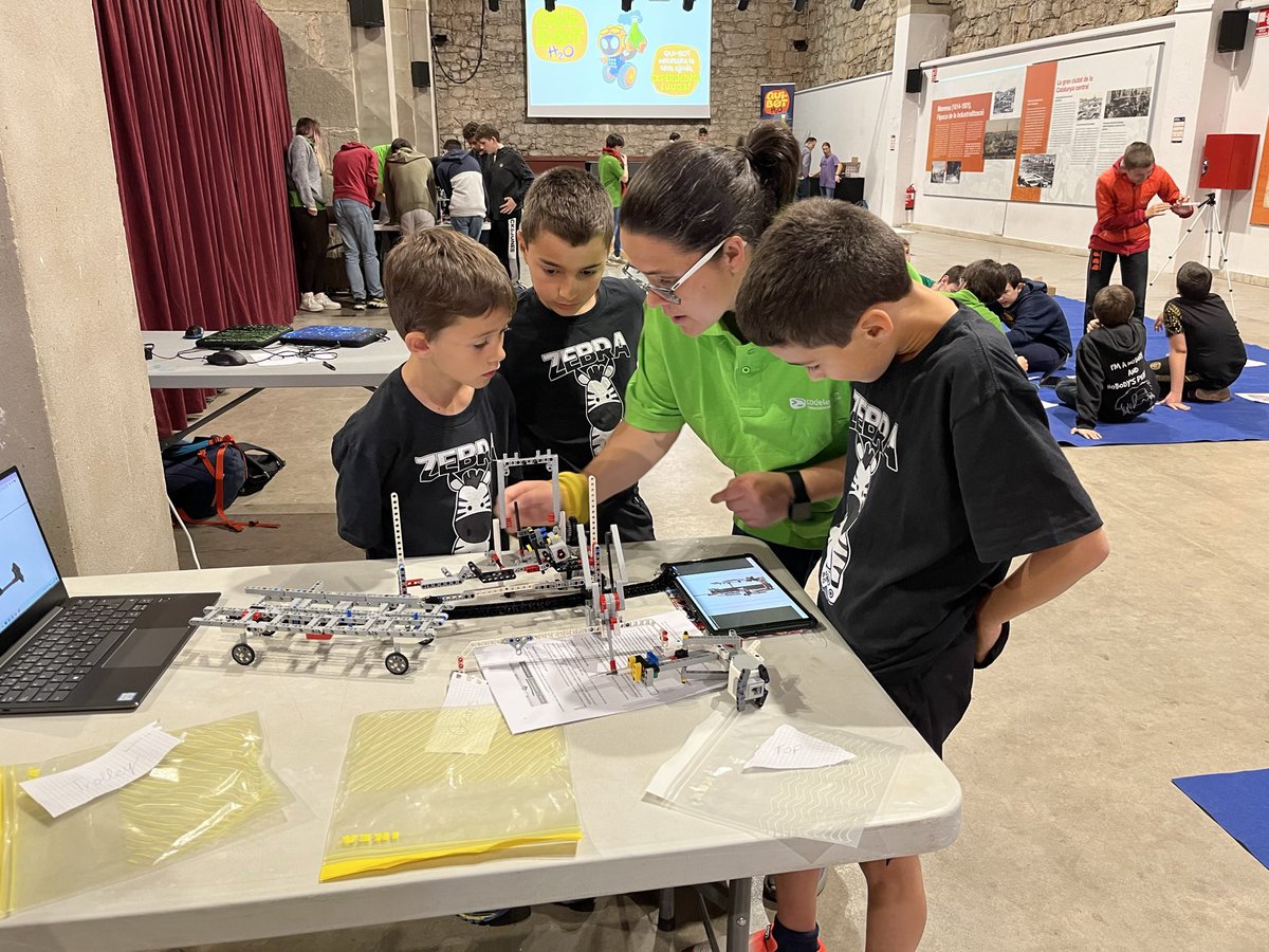 codelearn_cat's tweet image. Programació, robòtica i química a la jornada presencial a la Codeathlon: codelearn.cat/blog/programac… #Codeathlon #QuiBot @upcmanresa