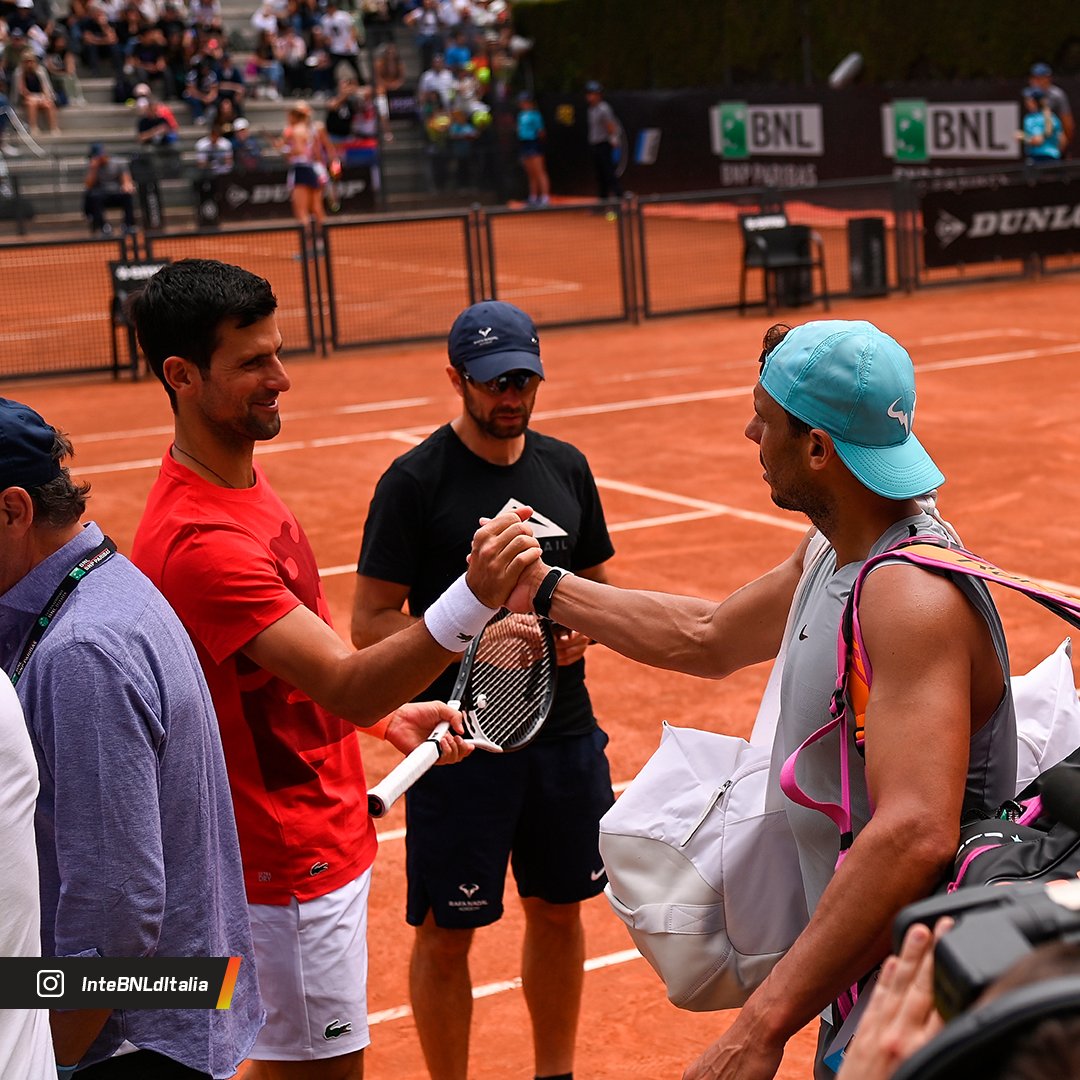ESPNtenis's tweet photo. Misma foto, misma emoción, diferente escenario. 📸🤝😍

#Roma @RafaelNadal @DjokerNole https://t.co/rpj8RqL1zC