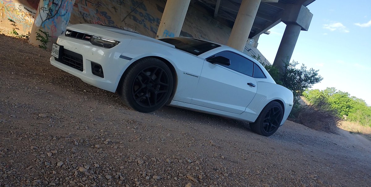 that_chickdani's tweet photo. #damn #camaro #sheabeast #ls3 https://t.co/Rdx0iIIbys
