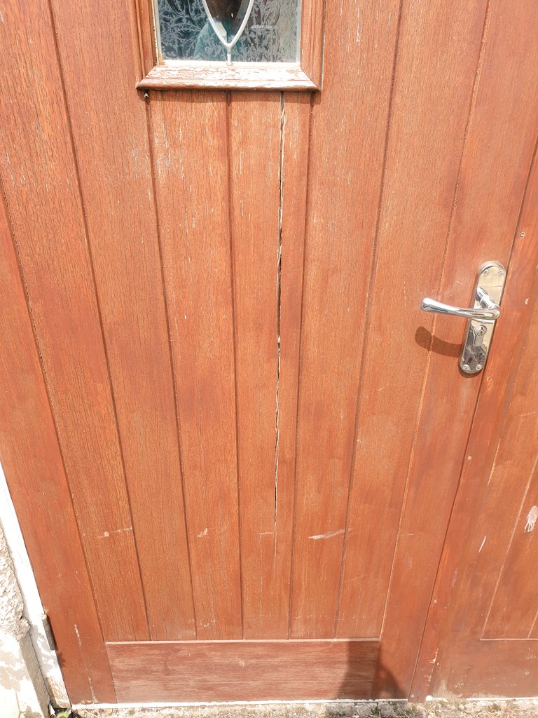 EmmaJanesLife's tweet photo. One of the things I have done today is filling the humongous crack down my garage door with wood filler 😊👍 https://t.co/mYH986AAZi