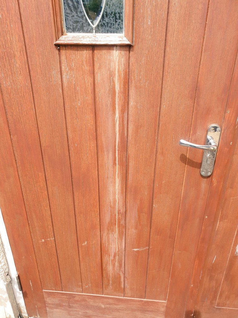 EmmaJanesLife's tweet photo. One of the things I have done today is filling the humongous crack down my garage door with wood filler 😊👍 https://t.co/mYH986AAZi