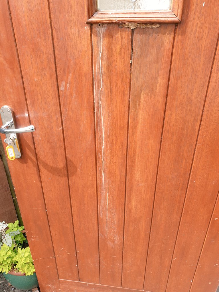 EmmaJanesLife's tweet photo. One of the things I have done today is filling the humongous crack down my garage door with wood filler 😊👍 https://t.co/mYH986AAZi