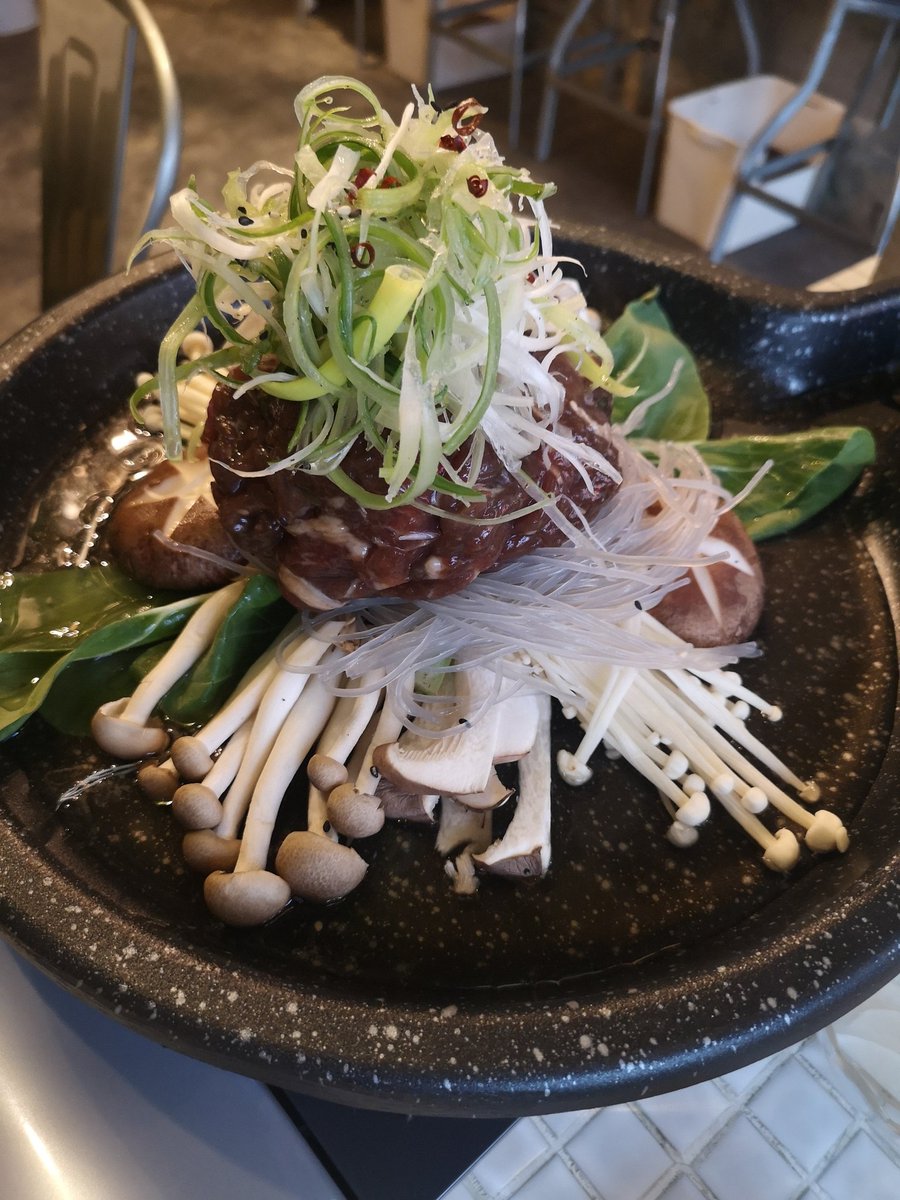 amelia53601189's tweet photo. 今日はPodcastの収録後に、新大久保まで出掛けて遅いランチをしました。新たな韓国料理店。スッゴく美味しかった!この他におでん鍋も食べました😊新大久保と大久保の間くらいで、広いお店ではありませんがお薦めです。写真は生プルコギ。
#slowslowquickquick https://t.co/zEJlsLjSqS