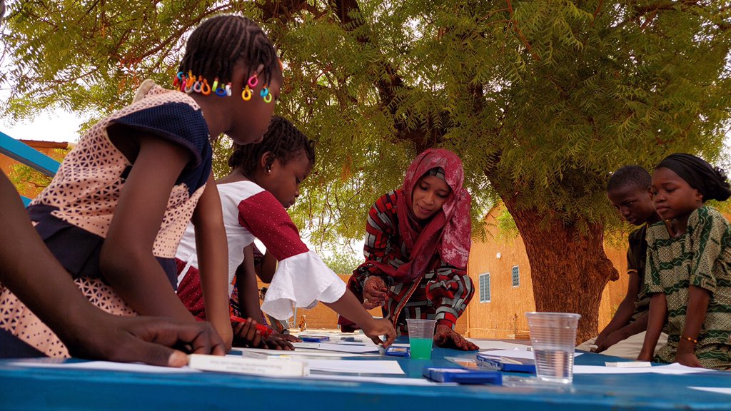 LateefahBubakr's tweet photo. C’était un rêve d’enfant devenu réalité!

Il y’a de cela 20 ans je faisais ma rentrée scolaire à l’école primaire SOS HERMANN GMEINER, entourée d’amis orphelins du village d’enfants,avec lesquels j’ai toujours partagé des moments de joie,d’empathie,de solidarité et de fraternité. https://t.co/FhX01pqhuB