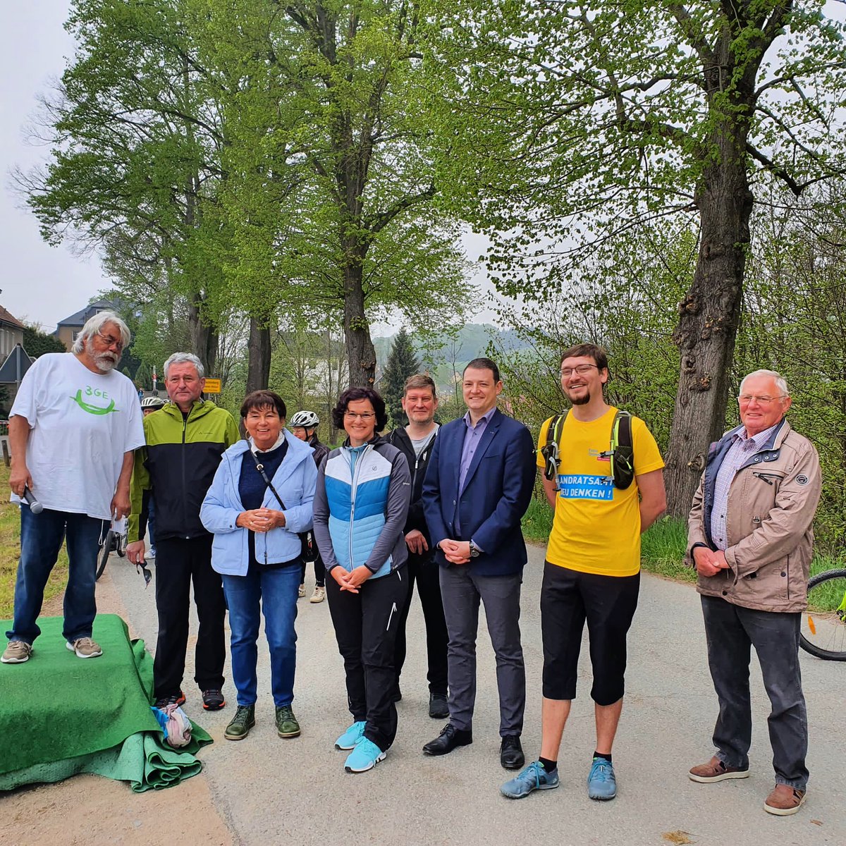 AlexxanderWeiss's tweet photo. Gestern zum #radlersonntag in #mülsen unterwegs, heute zum Interview mit @MDR_SN auf dem #pfaffenberg in #hohensteinernstthal .
Auf dem #sachsenring waren die Trainierenden leider zu stark unterwegs, für ein Interview. ☺️ https://t.co/VfuKkNVc9n