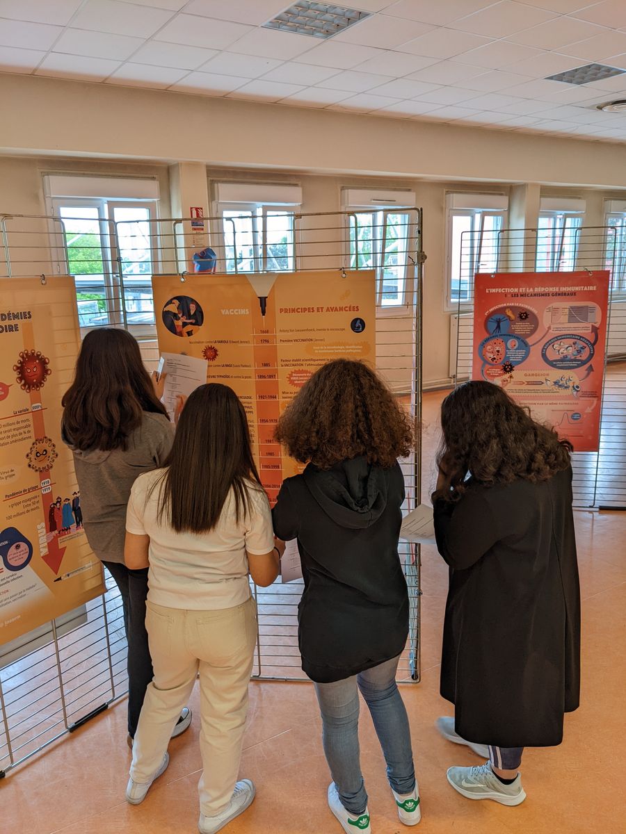 Le mercredi 27 avril, les élèves des classes de 3eG et de 3eF ont participé à des ateliers animés par des chargés de communication du laboratoire de l'INSERM. Ils ont pu vivre une expérience immersivedans le corps humain au cours d'une infection virale

…-arp-strasbourg.site.ac-strasbourg.fr/web/?p=3502
