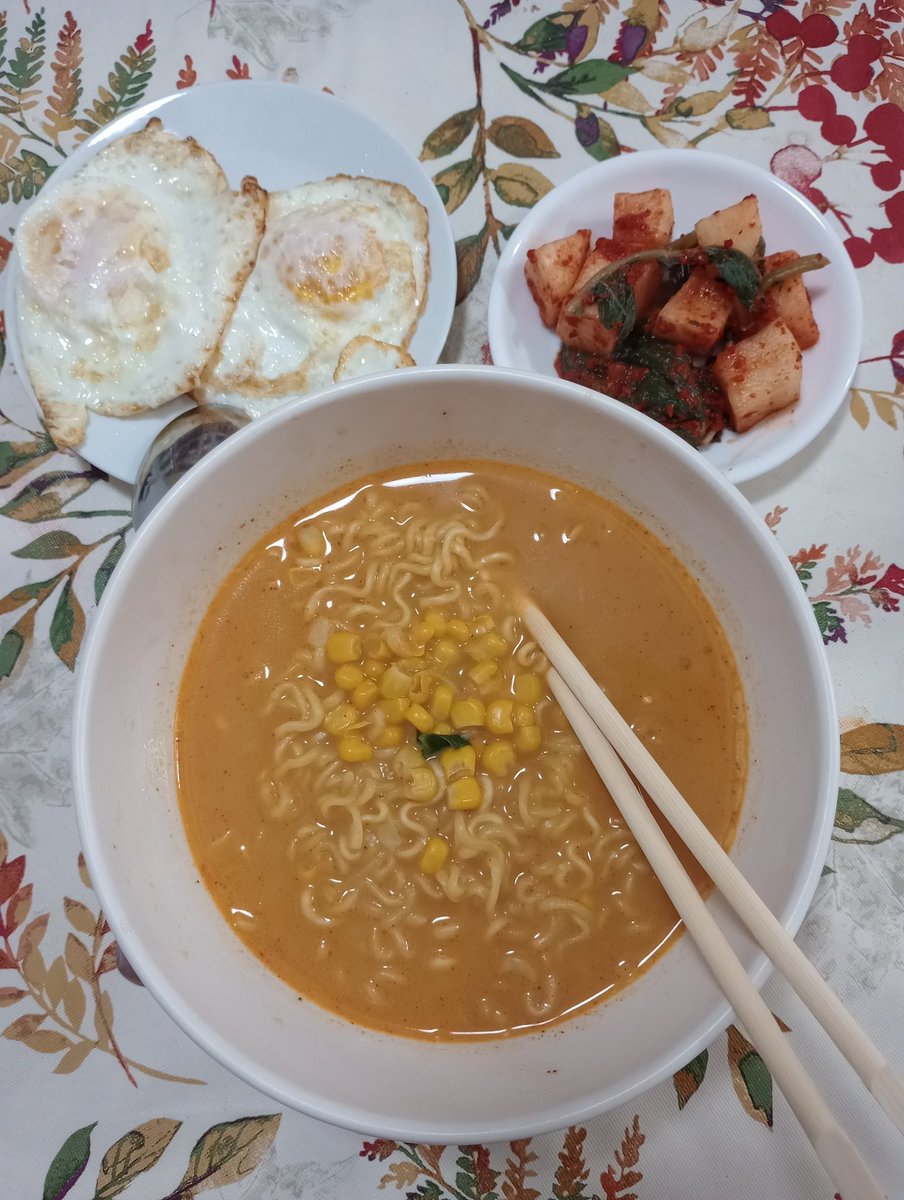 iamjenvt's tweet photo. Craving something spicy and cheesy this morning: Cheese Ramyeon with Kimchi! (added some gochugaru for spiciness) and 2 asian style fried eggs! (crispy sides 😂) #coffeebreakfast #coffeefoodjournal https://t.co/knRI9xeAWo