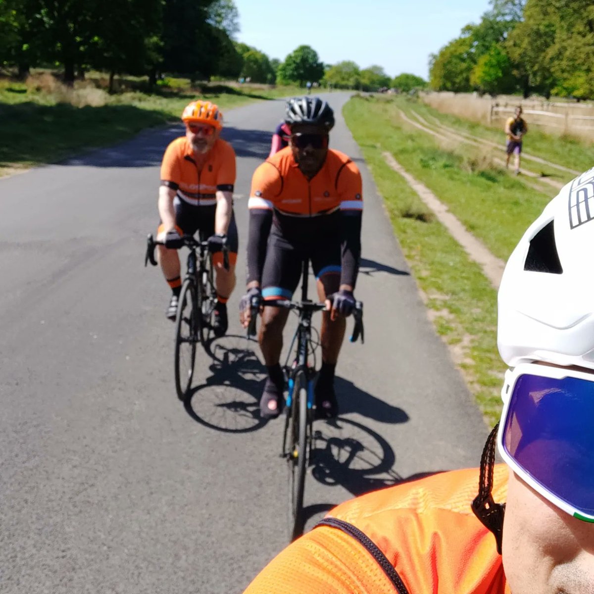 VelosportCC's tweet photo. Beautiful sunny Sunday club rides out this weekend to The Ferry in Shepperton and Windsor. 🌞🚴🏽☕🍰 https://t.co/wt7gy4gQeU