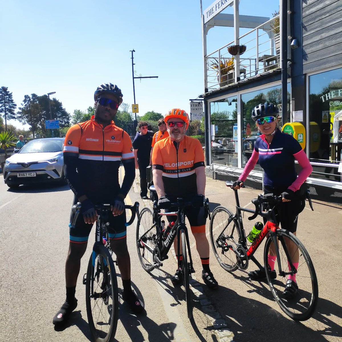 VelosportCC's tweet photo. Beautiful sunny Sunday club rides out this weekend to The Ferry in Shepperton and Windsor. 🌞🚴🏽☕🍰 https://t.co/wt7gy4gQeU