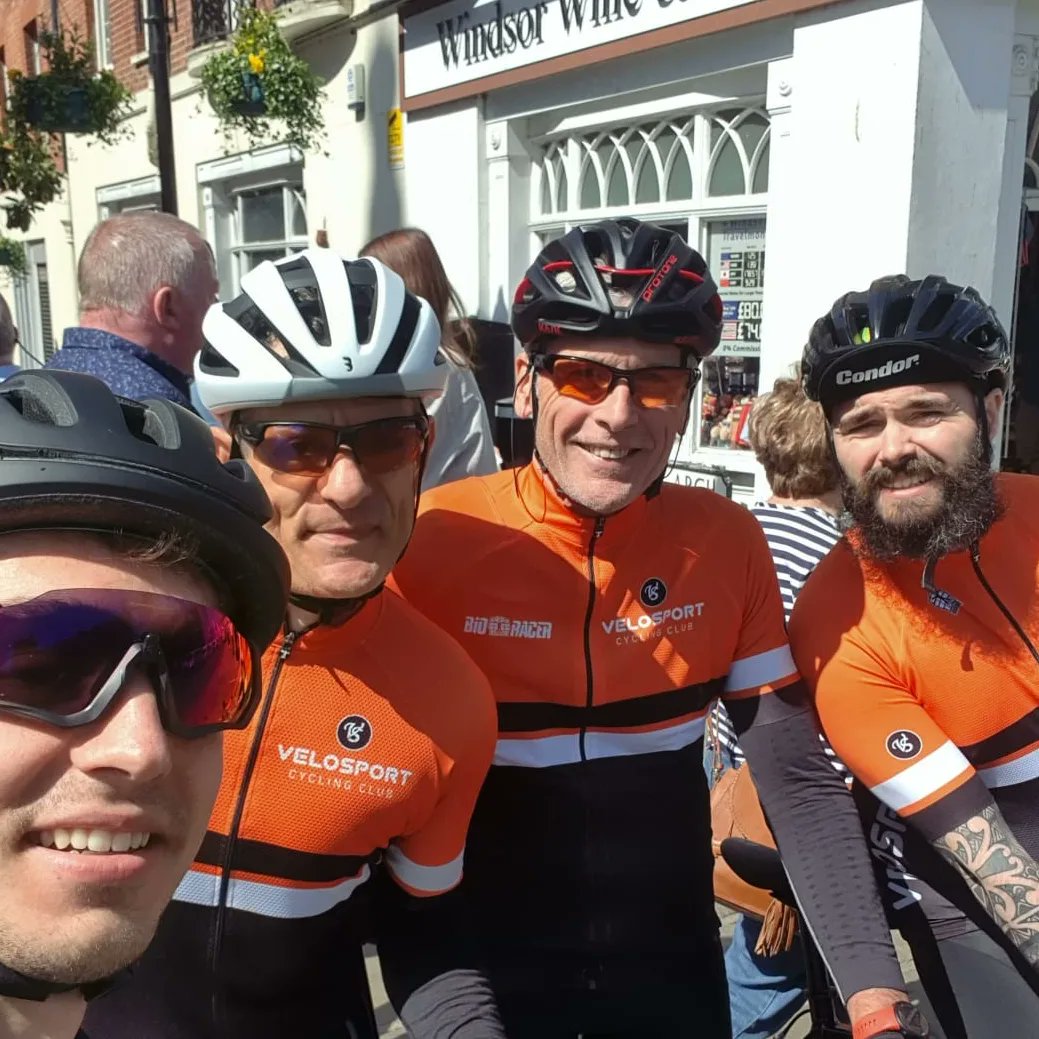 VelosportCC's tweet photo. Beautiful sunny Sunday club rides out this weekend to The Ferry in Shepperton and Windsor. 🌞🚴🏽☕🍰 https://t.co/wt7gy4gQeU