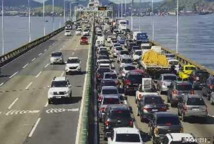 OperacoesRio's tweet photo. PONTE RIO-NITERÓI | SENT. NITERÓI: via está com 54 minutos de travessia. Segundo a @_ecoponte, há um caminhão enguiçado na descida do Vão Central, que ocupa duas faixas da pista.

#viasexpressas https://t.co/SvNDaEmV4o