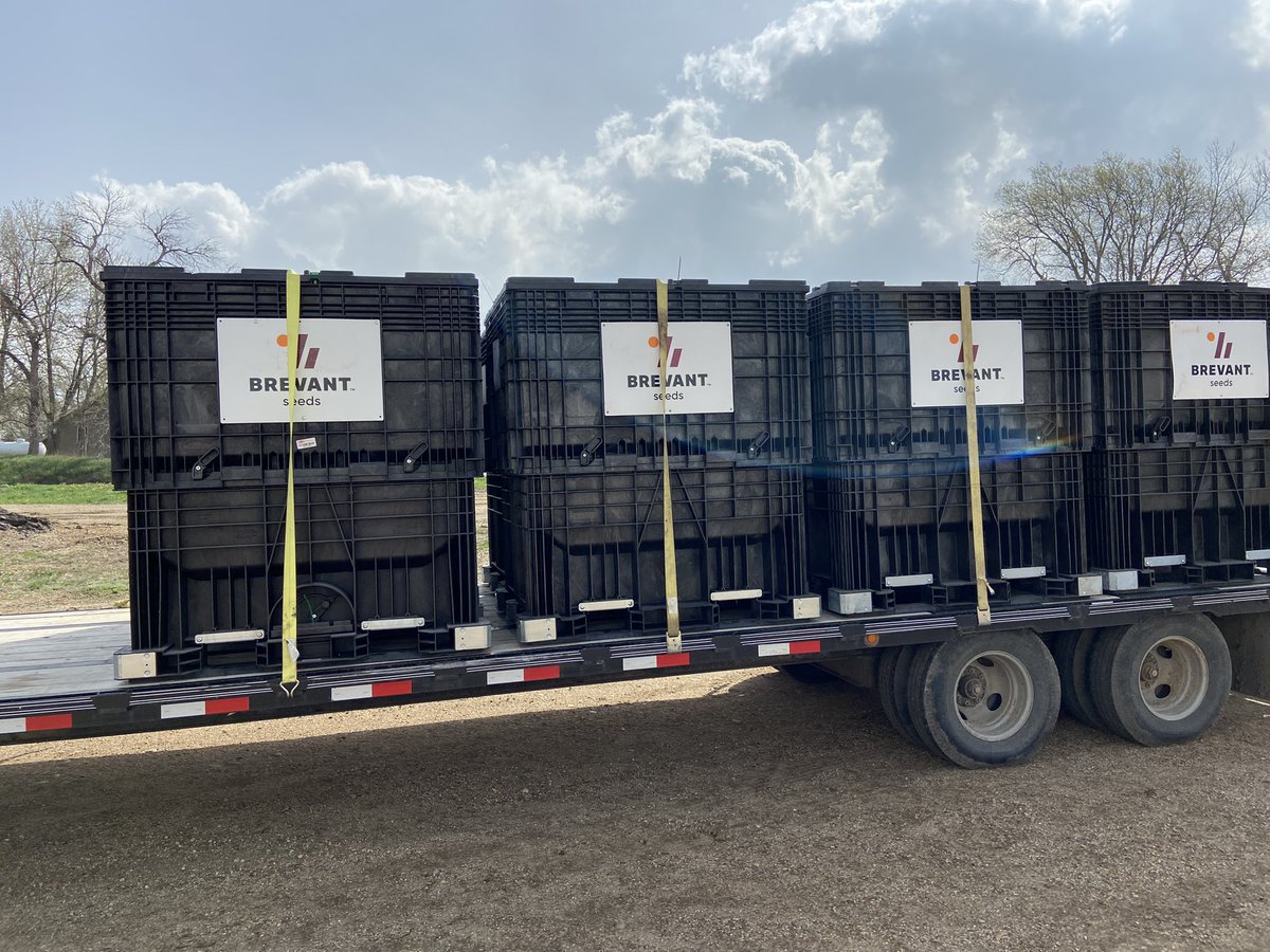 rhbell_'s tweet photo. Nothing brightens a Monday quite like watching a full load of @BrevantseedsUS head out the door! #plant22 https://t.co/D4LpG89Moy