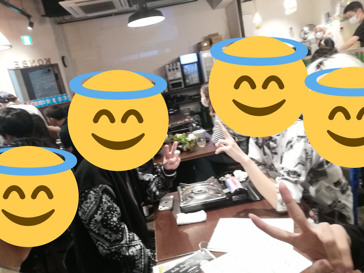 ikedachandayo's tweet photo. #ゴールデンウィークを写真4枚で振り返る 
たまいんVSちゃんかい→躍動感すご
クラブ→よく見たら前の男が女の子に肩組みにいってて草
ボウリング→賭けが始まりワイ暴走
イケダチャンズオフ会→皆でドン引きしたあの顔は忘れん https://t.co/B4Xf98y3RY
