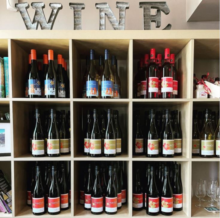 Ontario Craft Wineries (@oncraftwineries) on Twitter photo 𝗠𝗲𝗲𝘁 𝘁𝗵𝗲 𝗠𝗲𝗺𝗯𝗲𝗿 𝗠𝗼𝗻𝗱𝗮𝘆
Located in #PEC, <a href="/SugarbushWines/">Sugarbush Vineyards</a> is a family owned (Robert & Sally Peck) and operated vineyard and winery specializing in small lot, artisanal wines made from their estate-grown grapes. Visit this family-farm winery today! #ONwine #VQA 𝗠𝗲𝗲𝘁 𝘁𝗵𝗲 𝗠𝗲𝗺𝗯𝗲𝗿 𝗠𝗼𝗻𝗱𝗮𝘆
Located in #PEC, <a href="/SugarbushWines/">Sugarbush Vineyards</a> is a family owned (Robert & Sally Peck) and operated vineyard and winery specializing in small lot, artisanal wines made from their estate-grown grapes. Visit this family-farm winery today! #ONwine #VQA