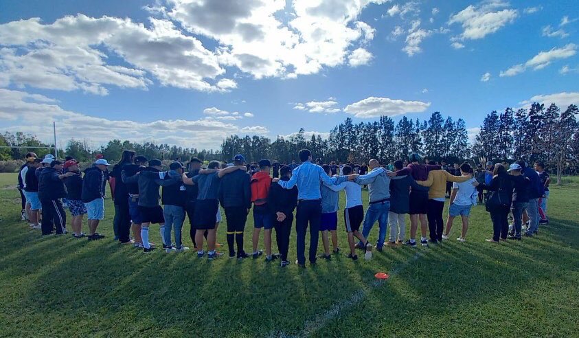 Una jornada para el recuerdo. Especialmente para los 50 jóvenes de todos los centros de Colonia Berro, que tuvieron la oportunidad de conocer cara a cara a los <a href="/EspartanosRugby/">Fundación Espartanos</a>, jugar con ellos al rugby y picar algo en un clima de integración impecable entre todos (1/4)