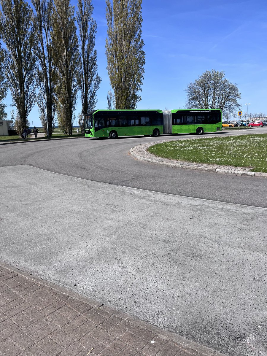 tunameltzer's tweet photo. New bus route day! Taking this beautiful (#34) 60’ articulating bus from the park at the edge of the city towards home. Which comes every 7 min, on a Monday afternoon. #frequencydrivesridership #fullbus #transit #loveyoumalmo https://t.co/WbRoZPIyu6
