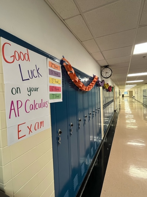 Mrs_InukaiLFHS's tweet photo. Back to our usual AP Calculus breakfast with a celebration of a year of hard work and learning! #apcalc #paperchainofnames #youcandothis #rocketscience #lfleadstheway #mathteachers https://t.co/Fck37QbqJw
