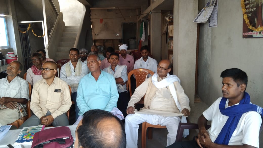 #औरंगाबाद 
जिला स्तरीय सभी पाधिकारी एवं  कार्यकर्ताओं के साथ समीक्षा एवं प्लांनिग बैठक सफलतापूर्वक संपन्न हुआ।इस मौके पर25 मई को भारत बंद10मई को बेरोजगार मोर्चा के द्वारा थाली पीटो आन्दोलन,16मई BIN के राज्य अधिवेशन,28मई को मा.मेश्राम साहब के आगमन पर तथा अन्य मुद्दों पर चर्चा हुई