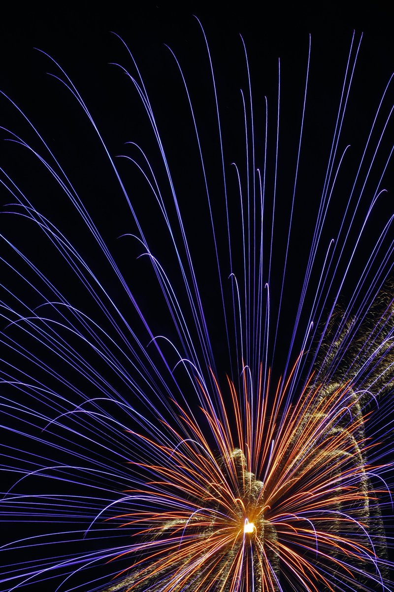 e17071's tweet photo. 2022.5.8 秋田県大仙市大曲 にて。
#FireworksforPeace
5号玉
・紅芯銀冠(#髙橋煙火)
・(#太洋花火)
・錦先彩色点滅(#伊那火工堀内煙火店)
・萌し(#ワキノアートファクトリー)
35mm換算で166mm撮影。
ノートリミングです笑
#大曲の花火
#fireworks4peace
#pentaxk3mkiii
#pentax_da55300plm https://t.co/M9FNTrxdRL