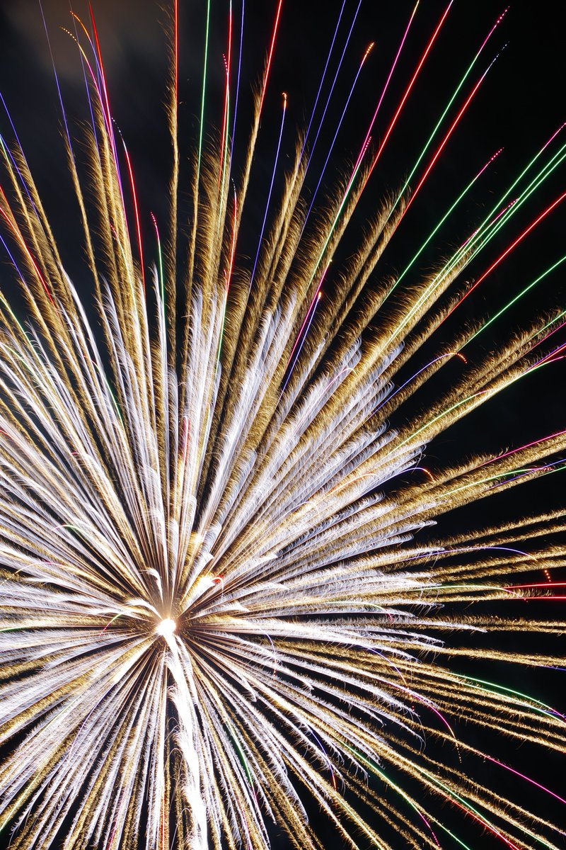 e17071's tweet photo. 2022.5.8 秋田県大仙市大曲 にて。
#FireworksforPeace
5号玉
・紅芯銀冠(#髙橋煙火)
・(#太洋花火)
・錦先彩色点滅(#伊那火工堀内煙火店)
・萌し(#ワキノアートファクトリー)
35mm換算で166mm撮影。
ノートリミングです笑
#大曲の花火
#fireworks4peace
#pentaxk3mkiii
#pentax_da55300plm https://t.co/M9FNTrxdRL
