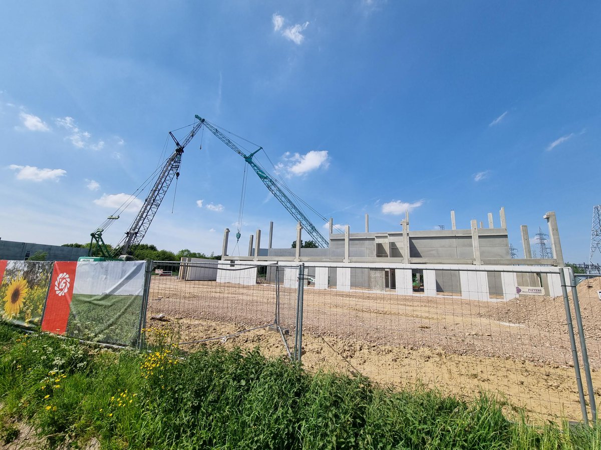 LGSeedsBelgium's tweet photo. Limagrain Belgium heeft heuse verhuisplannen! Jawel! Ons nieuw onderkomen zal zich bevinden op het industrieterrein van Kluisbergen en heeft intussen een stevige basis gekregen van enkele tonnen funderingsbeton. Op dit moment worden de eerste muren geplaatst. Meer nieuws volgt ! https://t.co/worEx0nmlk