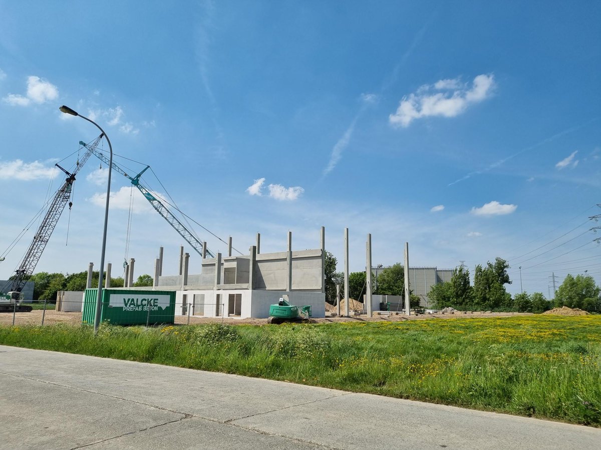LGSeedsBelgium's tweet photo. Limagrain Belgium heeft heuse verhuisplannen! Jawel! Ons nieuw onderkomen zal zich bevinden op het industrieterrein van Kluisbergen en heeft intussen een stevige basis gekregen van enkele tonnen funderingsbeton. Op dit moment worden de eerste muren geplaatst. Meer nieuws volgt ! https://t.co/worEx0nmlk