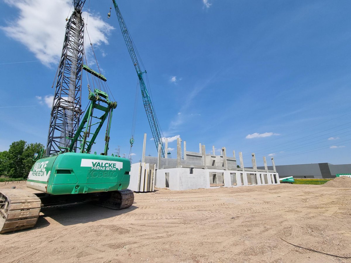 LGSeedsBelgium's tweet photo. Limagrain Belgium heeft heuse verhuisplannen! Jawel! Ons nieuw onderkomen zal zich bevinden op het industrieterrein van Kluisbergen en heeft intussen een stevige basis gekregen van enkele tonnen funderingsbeton. Op dit moment worden de eerste muren geplaatst. Meer nieuws volgt ! https://t.co/worEx0nmlk