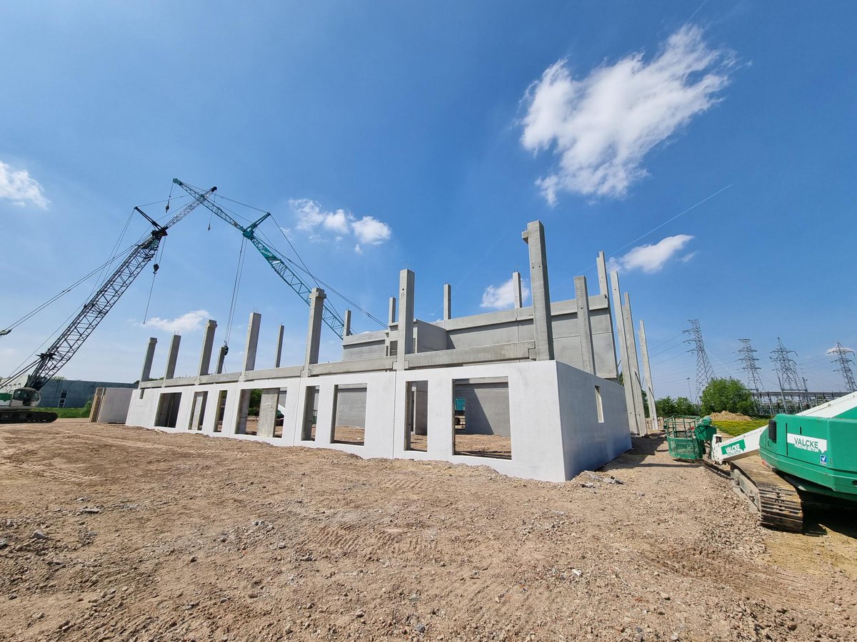 LGSeedsBelgium's tweet photo. Limagrain Belgium heeft heuse verhuisplannen! Jawel! Ons nieuw onderkomen zal zich bevinden op het industrieterrein van Kluisbergen en heeft intussen een stevige basis gekregen van enkele tonnen funderingsbeton. Op dit moment worden de eerste muren geplaatst. Meer nieuws volgt ! https://t.co/worEx0nmlk