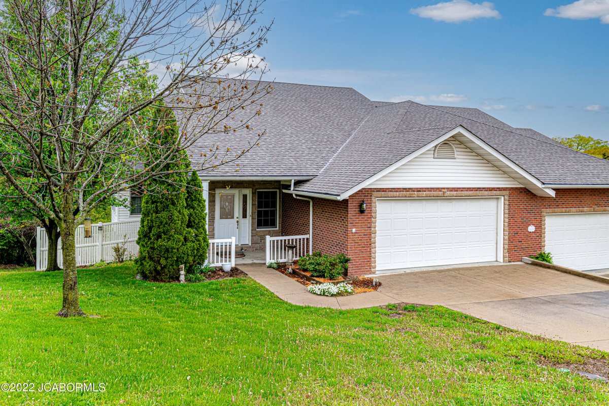krisdkb's tweet photo. Ready for a change? This 2 BD/ 3 BA in Jefferson City won't be on the market long.  https://t.co/eWn3NekwzS https://t.co/m3Vkqp1HZA
