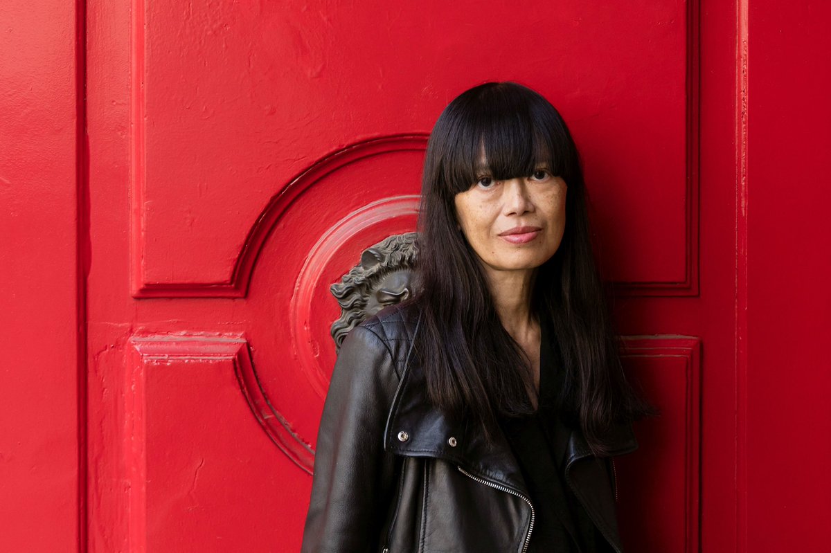 EditionsStock's tweet photo. Nous souhaitons rendre hommage à Linda Lê décédée ce matin.
« Son écriture était le résultat de tant de lectures sédimentées, ses livres comme autant de marques de ce que la littérature avait déposé en elle. » 
Manuel Carcassonne
directeur des Éditions Stock

Photo B Shehaan https://t.co/krObWmXDfg