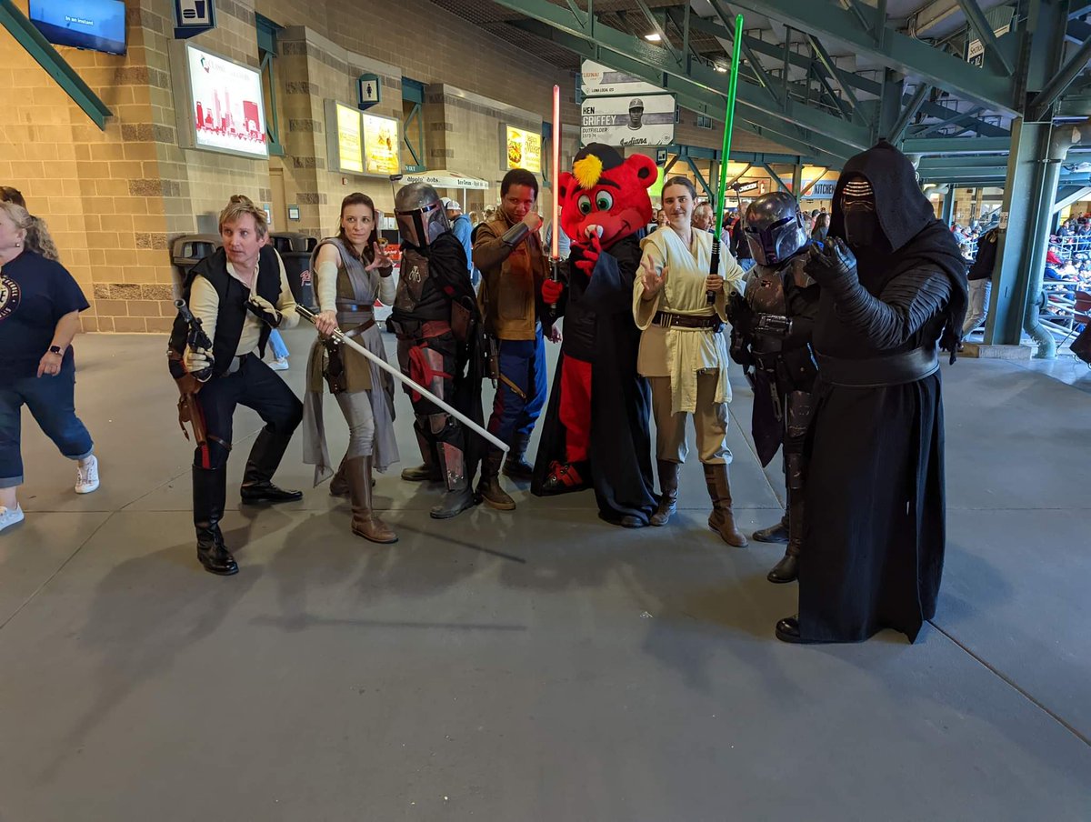 Bloodfin's tweet photo. This past Saturday (5/7/22) the Bloodfin Garrison teamed up with @MosEspaBase and Taakure Clan for the Indianapolis Indians Star Wars Night at Victory Field.
#starwarsindiana #MosEspaBase #rebellegion #501st #mandalorianmercs #indianapolisindians #taakureclan https://t.co/FEK2ejzyWR