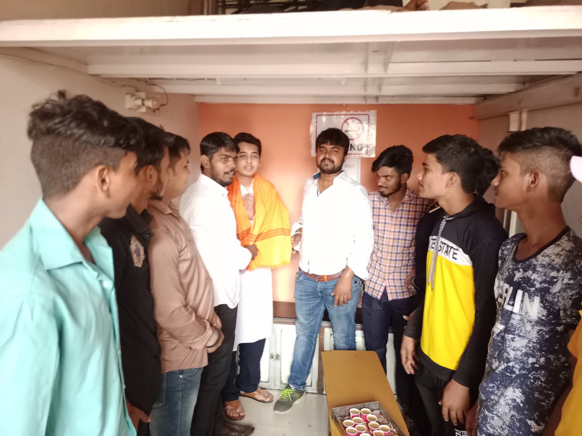 BJPSTUDENT_CELL's tweet photo. आज सायन कोलीवाडा विधानसभा वार्ड 180 में भाजपा विद्यार्थी आघाड़ी मुंबई अध्यक्ष सुजय चोकसी जी का प्रवास हुआ, जिसमे स्थानिक पदाधिकारी और कार्यकर्ता उपिस्तथ थे। 
  सभी का धन्यवाद...🙏🏻🚩
#YOUthCANLEAD 
#mission22 
@BJP4Mumbai @BJYM4Mumbai @BJPStudentsWing https://t.co/CMzXCMknmE