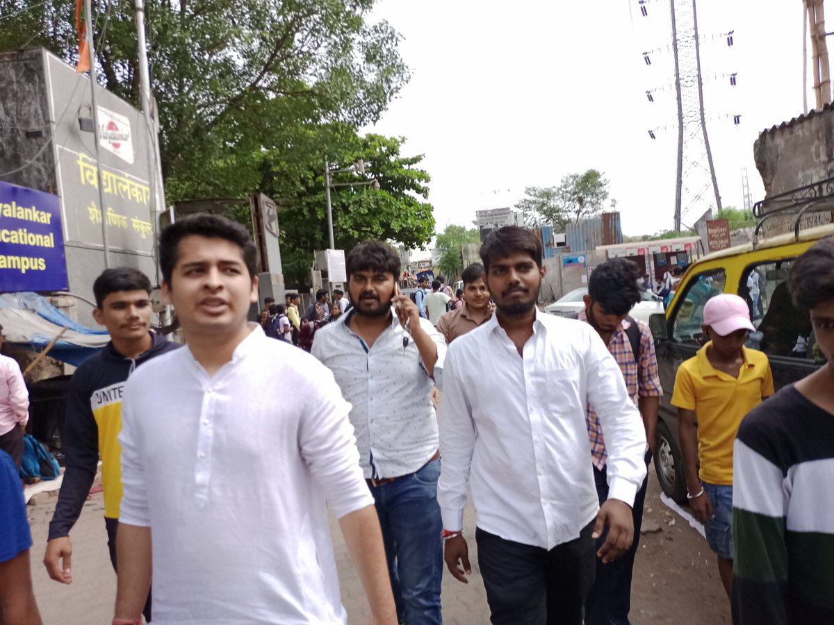 BJPSTUDENT_CELL's tweet photo. आज सायन कोलीवाडा विधानसभा वार्ड 180 में भाजपा विद्यार्थी आघाड़ी मुंबई अध्यक्ष सुजय चोकसी जी का प्रवास हुआ, जिसमे स्थानिक पदाधिकारी और कार्यकर्ता उपिस्तथ थे। 
  सभी का धन्यवाद...🙏🏻🚩
#YOUthCANLEAD 
#mission22 
@BJP4Mumbai @BJYM4Mumbai @BJPStudentsWing https://t.co/CMzXCMknmE