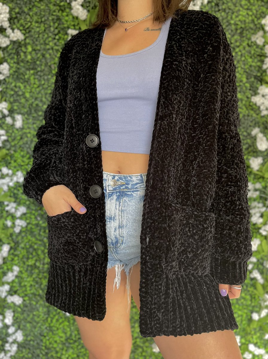 amthystart's tweet photo. the perfect *~black~* cardigan for your wardrobe💕🥺 https://t.co/mnm47iKyNw