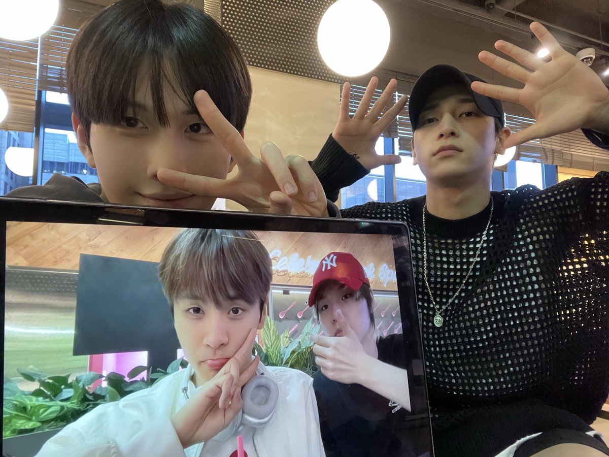 |09.05.22| Actualización de #YOUNGSEO 

[#영서]
Si tomas una foto de esta manera, las 4 personas saldran~😆

Esp BAE173_Peru 
<a href="/BAE173_official/">BAE173</a>
#BAE173 #비에이이173