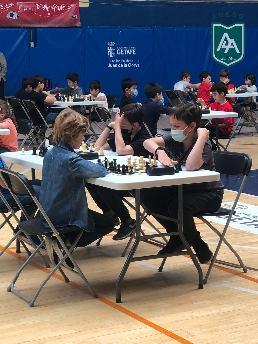 LosAdeso's tweet photo. Ayer se jugó en Getafe el Torneo de Ajedrez 2022 en el Pabellón Juan de la Cierva. 

Allí fuimos representados por nuestra escuela de Ajedrez de Adeso. Compitieron hasta el final y sobre todo ¡se lo pasaron genial! Demostraron lo que están aprendiendo con su monitora, Irene. https://t.co/5nEDJn1YsU