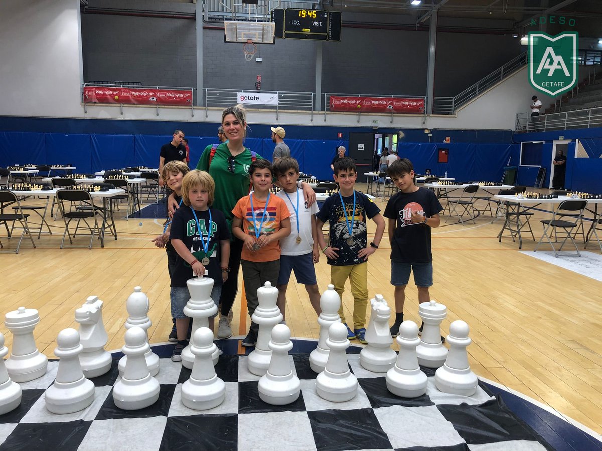 Ayer se jugó en Getafe el Torneo de Ajedrez 2022 en el Pabellón Juan de la Cierva. 

Allí fuimos representados por nuestra escuela de Ajedrez de Adeso. Compitieron hasta el final y sobre todo ¡se lo pasaron genial! Demostraron lo que están aprendiendo con su monitora, Irene.