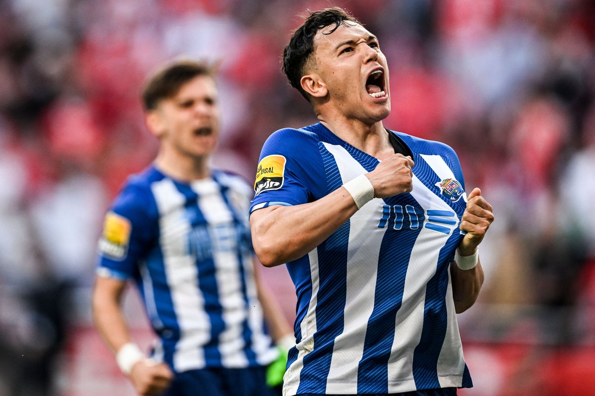 ChampionsLeague's tweet photo. 🔵⚪️ Porto were crowned champions of Portugal for the 30th time 🏆

#UCL https://t.co/myIPMc96jl