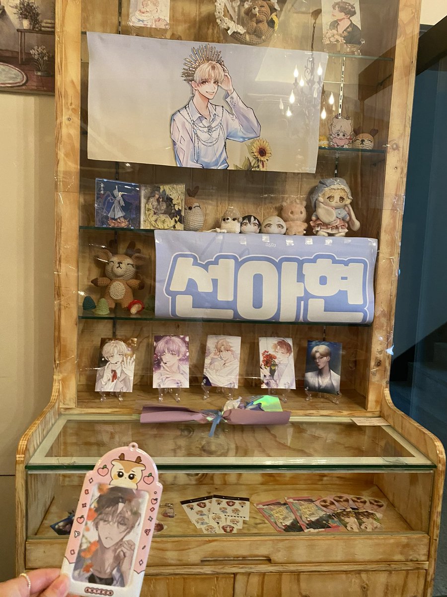 ilovemo_00's tweet photo. #BABY_BAMBI_DAY
#햇살을_닮은_아현아_생일_축하해
주최진분들 너무 고생 많으셨습니다!! 생일 카페 열어주신 덕분에 양일 너무 재미있는 시간을 보냈어요! 조마조마하면서 럭드도하고, 맛있는 밀크티와 레몬티까지 다 좋았습니다~ 3층에 사진 찍는 존도 너무 이뻤어요!! ><
포스터도 다 이뻐서.. https://t.co/l3qxuzJcmz