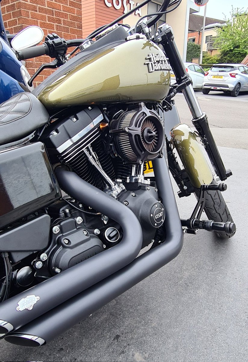 StourbridgeMC's tweet photo. I'm not, personally, into Harley's but I actually quite like this one with the colour scheme, black VH pipes and loads of Roland Sands custom bits all over it 👌 https://t.co/8iyeYHpTr4