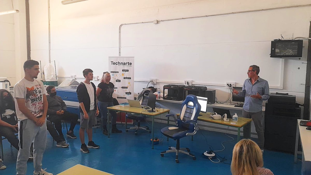 Technarte's tweet photo. El pasado 5 de mayo estuvimos en el evento #Fuerteventura Emprendedora. Fue una gran oportunidad para hacer descubrir el mundo del #arte y la #tecnología a jóvenes y emprendedores de la isla majorera. #fuerteventuraemprende #technarte #arteytecnologia https://t.co/4tkDM0q364