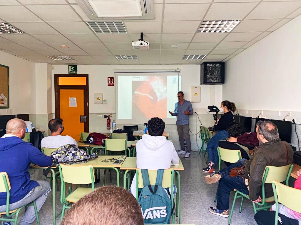 Technarte's tweet photo. El pasado 5 de mayo estuvimos en el evento #Fuerteventura Emprendedora. Fue una gran oportunidad para hacer descubrir el mundo del #arte y la #tecnología a jóvenes y emprendedores de la isla majorera. #fuerteventuraemprende #technarte #arteytecnologia https://t.co/4tkDM0q364