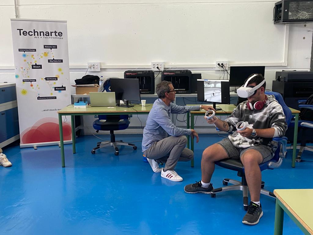 Technarte's tweet photo. El pasado 5 de mayo estuvimos en el evento #Fuerteventura Emprendedora. Fue una gran oportunidad para hacer descubrir el mundo del #arte y la #tecnología a jóvenes y emprendedores de la isla majorera. #fuerteventuraemprende #technarte #arteytecnologia https://t.co/4tkDM0q364