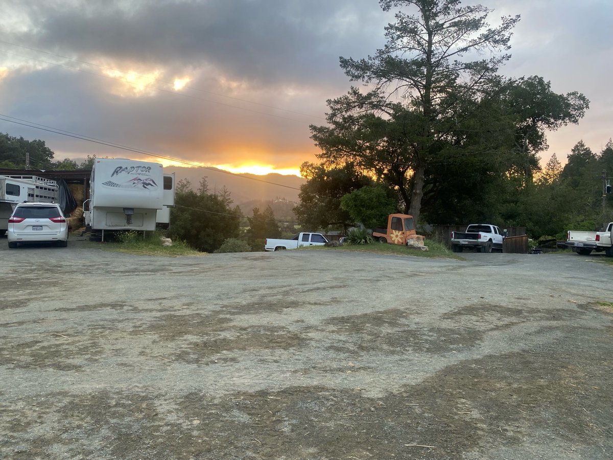 theoutrageous8's tweet photo. Napa valley sunset on Mother’s Day #outrageous8 https://t.co/oQWdtemSfn