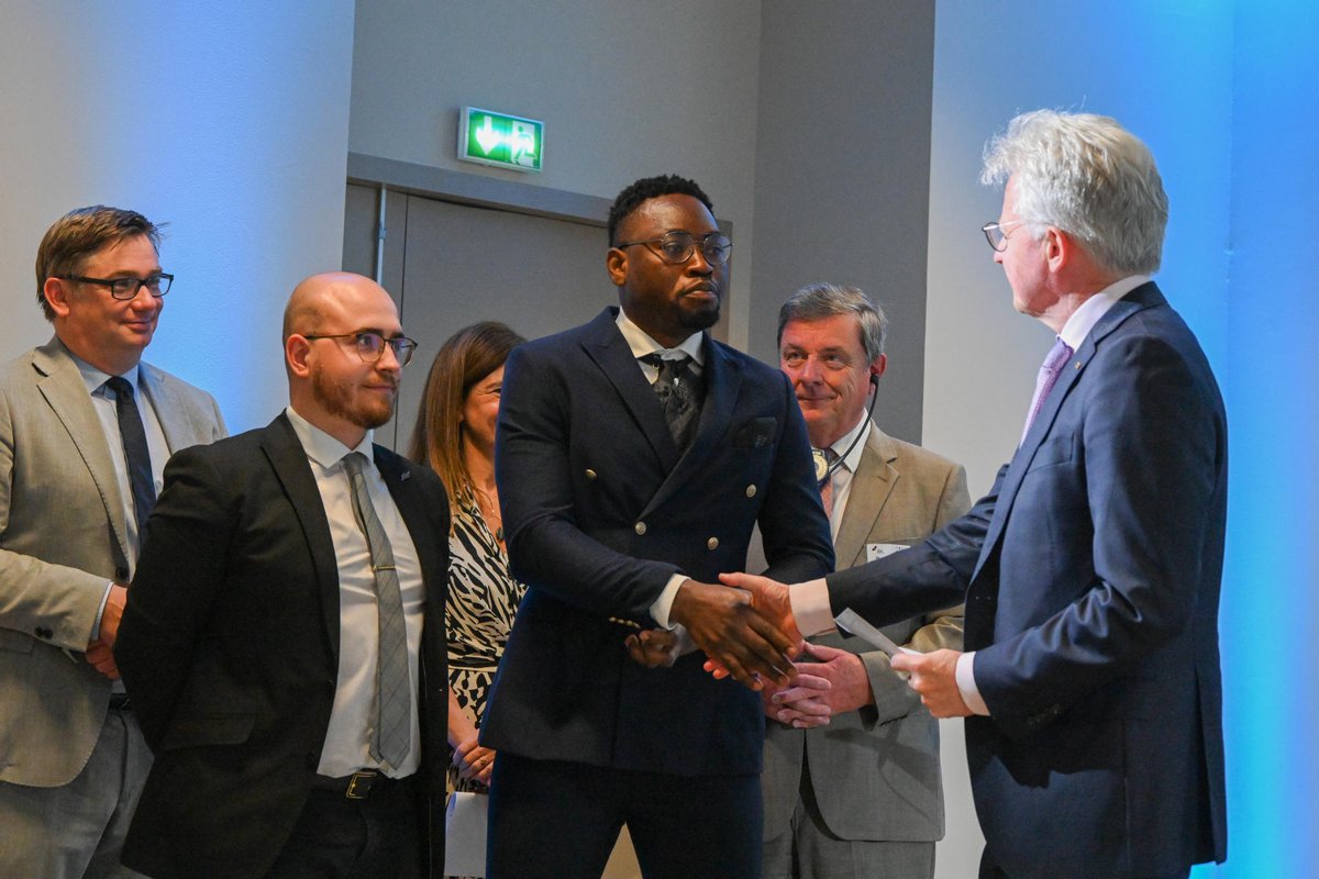 LeHavreMetro's tweet photo. Félicitations aux lauréats ! 🇪🇺
📆 Ce 9/05, les 3 lauréats de la première édition du concours de la journée de l’Europe ont reçu leur prix au @dockslehavre des mains de S.E. Hans-Dieter LUCAS @AmbDEenFR, du maire de Magdebourg @Ottostadt Dr Lutz TRÜMPER et d'@EPhilippe_LH [1/3] https://t.co/i702u87Eel