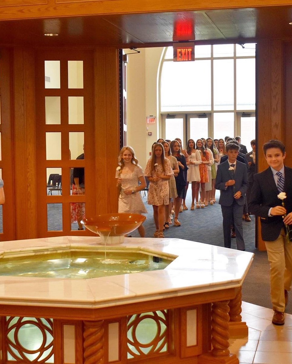 SMGAngels's tweet photo. So proud of our amazing SMG 8th graders for their beautiful tribute to Mary at our May Crowning! https://t.co/GHXidh8CuO