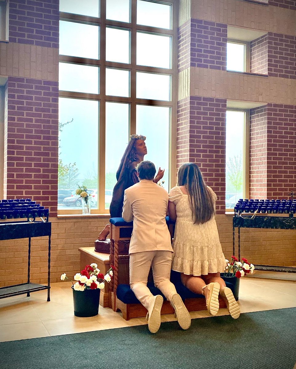 SMGAngels's tweet photo. So proud of our amazing SMG 8th graders for their beautiful tribute to Mary at our May Crowning! https://t.co/GHXidh8CuO